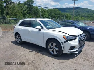 2020 Audi Q3 Premium z VIN WA1AECF39L1010852, wystawiony jako IAAI lot #39768583 z przebiegiem 100 414 mil mil oraz . Historia ofert i sprzedaży dostępna na DreamBid. Obrazek 1.