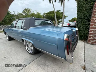 1988 Cadillac Brougham z VIN 1G6DW51Y1J9710932, wystawiony jako Copart lot #82010974 z przebiegiem 72 122 mil mil oraz Tytuł czysty. Historia ofert i sprzedaży dostępna na DreamBid. Obrazek 3.