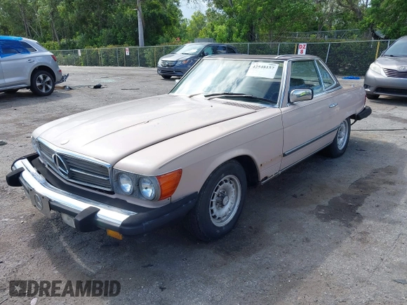 1983 Mercedes-Benz 380 SL z VIN WDBBA45A1DB020815, wystawiony jako IAAI lot #42548157 z przebiegiem 104 615 mil mil oraz . Historia ofert i sprzedaży dostępna na DreamBid. Obrazek 17.