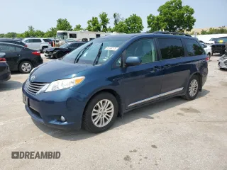 2011 Toyota Sienna XLE AAS z VIN 5TDYK3DCXBS132539, wystawiony jako Copart lot #60349175 z przebiegiem 196 444 mil mil oraz Czysty tytuł • Clean title. Historia ofert i sprzedaży dostępna na DreamBid. Obrazek 1.