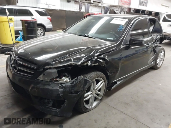 2014 Mercedes-Benz C 250 Sport z VIN WDDGF4HB6EG158079, wystawiony jako IAAI lot #41670460 z przebiegiem 169 214 mil mil oraz . Historia ofert i sprzedaży dostępna na DreamBid. Obrazek 2.