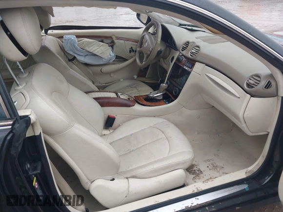 2007 Mercedes-Benz CLK-Class 5.5L with VIN WDBTJ72H77F214706, listed as a IAAI auction lot 41471332 with 87,310 mi miles. Bid and sale history available at carsss.com. Image 5.