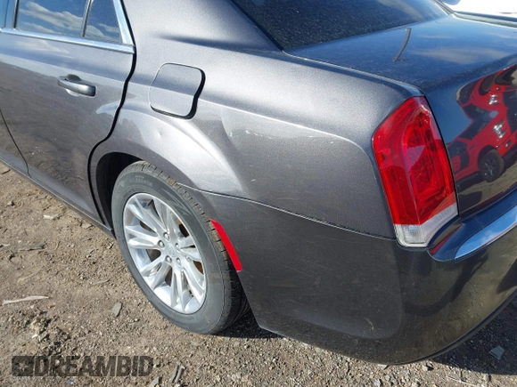 2016 Chrysler 300 Anniversary Edition z VIN 2C3CCAAG2GH295456, wystawiony jako IAAI lot #41978687 z przebiegiem 142 533 mil mil oraz . Historia ofert i sprzedaży dostępna na DreamBid. Obrazek 6.