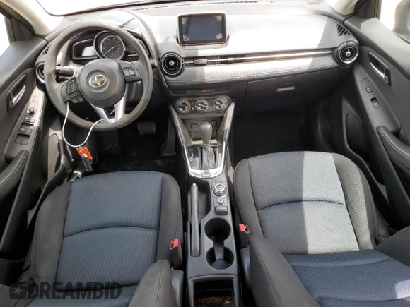 2016 Scion iA z VIN 3MYDLBZV6GY129364, wystawiony jako Copart lot #57217905 z przebiegiem 139 110 mil mil oraz Tytuł czysty. Historia ofert i sprzedaży dostępna na DreamBid. Obrazek 11.