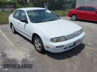 1997 Nissan Altima XE with VIN 1N4BU31DXVC258666, listed as a IAAI auction lot 42075795 with 122,199 mi miles. Bid and sale history available at carsss.com. Image 1.