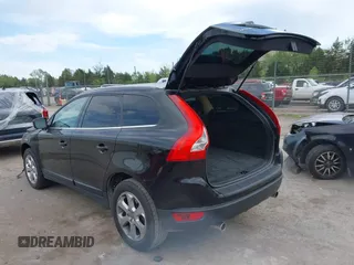2013 Volvo XC60 3.2L z VIN YV4952DL0D2372518, wystawiony jako IAAI lot #42061418 z przebiegiem 122 704 mil mil oraz . Historia ofert i sprzedaży dostępna na DreamBid. Obrazek 3.