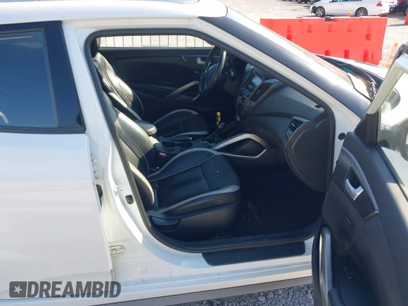 2013 Hyundai Veloster Turbo z VIN KMHTC6AE4DU117883, wystawiony jako IAAI lot #41805601 z przebiegiem Nie podano mil oraz . Historia ofert i sprzedaży dostępna na DreamBid. Obrazek 5.