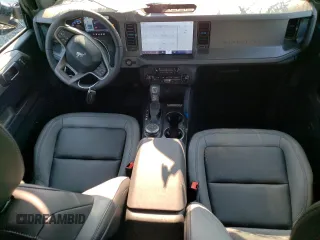 2024 Ford Bronco Black Diamond z VIN 1FMDE1BH2RLA55715, wystawiony jako Copart lot #69823114 z przebiegiem 1 476 mil mil oraz Szkoda całkowita • Salvage title. Historia ofert i sprzedaży dostępna na DreamBid. Obrazek 8.