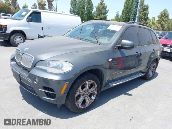 2013 BMW X5 xDrive50i z VIN 5UXZV8C5XD0C17142, wystawiony jako IAAI lot #42528433 z przebiegiem 84 886 mil mil oraz . Historia ofert i sprzedaży dostępna na DreamBid. Obrazek 2.