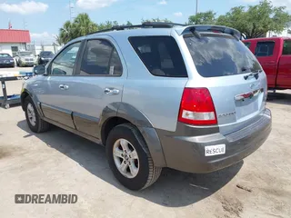 2004 Kia Sorento LX z VIN KNDJD733445302455, wystawiony jako IAAI lot #42342421 z przebiegiem 98 137 mil mil oraz . Historia ofert i sprzedaży dostępna na DreamBid. Obrazek 3.