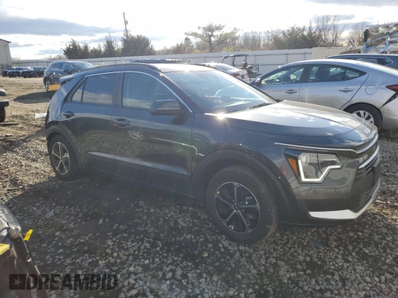 2025 Kia Niro LX with VIN KNDCP3LE3S5215136, listed as a Copart auction lot 43870085 with 3,981 mi miles and Salvage Title. Bid and sale history available at carsss.com. Image 4.