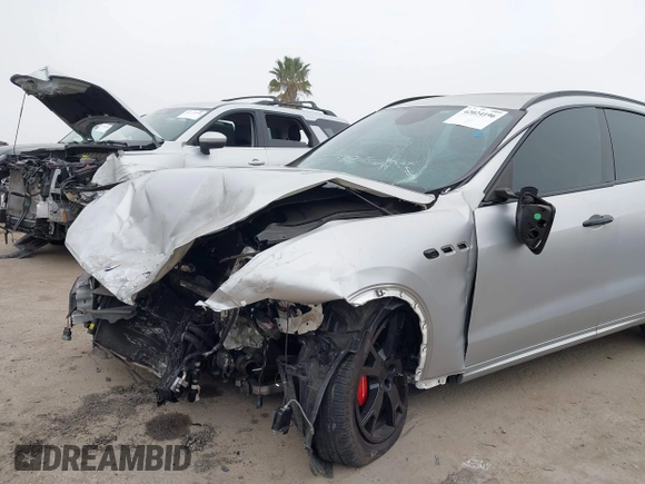 2017 Maserati Levante with VIN ZN661XUSXHX216080, listed as a IAAI auction lot 42024196 with 98,842 mi miles. Bid and sale history available at carsss.com. Image 6.