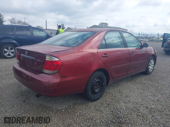 2005 Toyota Camry STD z VIN 4T1BE32K75U102935, wystawiony jako IAAI lot #42070646 z przebiegiem 298 125 mil mil oraz . Historia ofert i sprzedaży dostępna na DreamBid. Obrazek 4.
