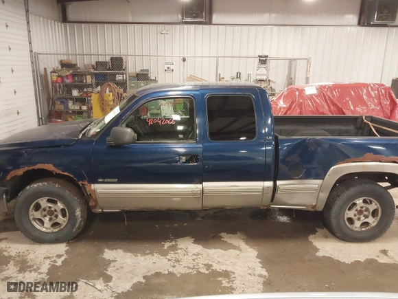 2000 Chevrolet Silverado 1500 LS with VIN 2GCEK19T0Y1274947, listed as a IAAI auction lot 42042066 with 200,262 mi miles. Bid and sale history available at carsss.com. Image 6.