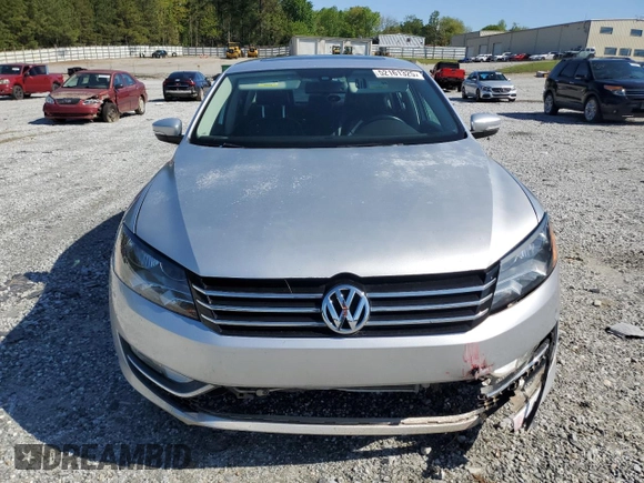 2013 Volkswagen Passat SEL Premium z VIN 1VWCP7A32DC070188, wystawiony jako Copart lot #52161325 z przebiegiem 175 368 mil mil oraz Szkoda całkowita • Salvage title. Historia ofert i sprzedaży dostępna na DreamBid. Obrazek 5.