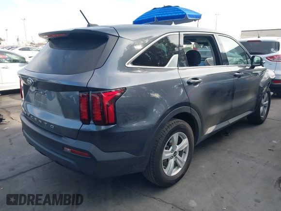 2021 Kia Sorento LX with VIN 5XYRG4LC9MG040500, listed as a IAAI auction lot 41634363 with 70,084 mi miles. Bid and sale history available at carsss.com. Image 4.