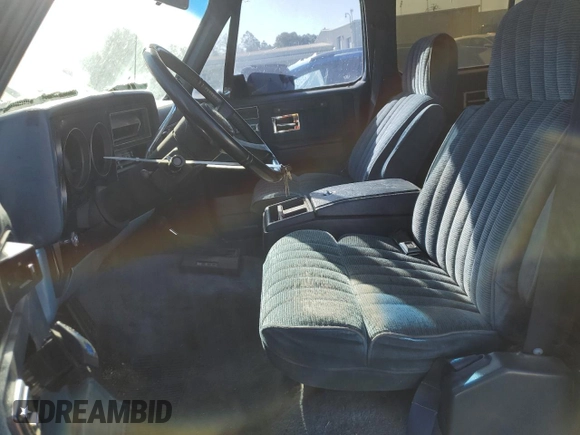 1991 GMC Suburban z VIN 1GKEV16K9MF510909, wystawiony jako Copart lot #81326004 z przebiegiem 216 778 mil mil oraz Tytuł czysty. Historia ofert i sprzedaży dostępna na DreamBid. Obrazek 7.