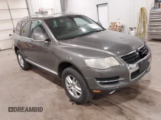 2008 Volkswagen Touareg V6 z VIN WVGBE77L98D017186, wystawiony jako IAAI lot #42321410 z przebiegiem 184 825 mil mil oraz . Historia ofert i sprzedaży dostępna na DreamBid. Obrazek 1.