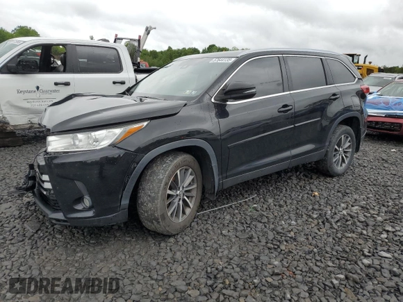 2019 Toyota Highlander SE z VIN 5TDJZRFH8KS613995, wystawiony jako Copart lot #57644135 z przebiegiem 110 326 mil mil oraz Szkoda całkowita • Salvage title. Historia ofert i sprzedaży dostępna na DreamBid. Obrazek 1.