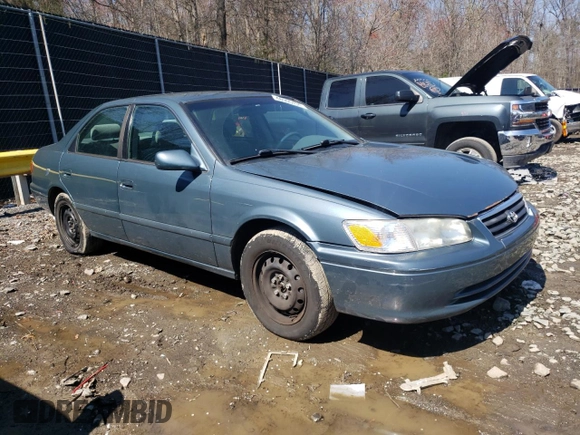 2001 Toyota Camry CE z VIN 4T1BG22KX1U788449, wystawiony jako Copart lot #48906494 z przebiegiem 105 062 mil mil oraz Szkoda całkowita • Salvage title. Historia ofert i sprzedaży dostępna na DreamBid. Obrazek 4.
