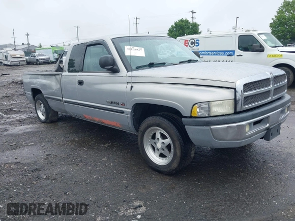 1999 Dodge 1500 z VIN 1B7HC13Z2XJ568376, wystawiony jako IAAI lot #42208937 z przebiegiem 232 834 mil mil oraz . Historia ofert i sprzedaży dostępna na DreamBid. Obrazek 1.