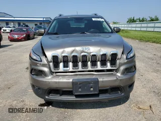 2017 Jeep Cherokee Latitude z VIN 1C4PJMCS0HW606505, wystawiony jako Copart lot #59807475 z przebiegiem 83 035 mil mil oraz Czysty tytuł • Clean title. Historia ofert i sprzedaży dostępna na DreamBid. Obrazek 5.