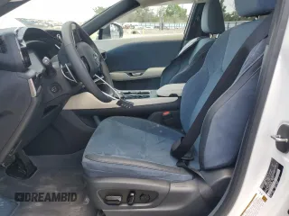 2023 Lexus RZ 450e Premium z VIN JTJAAAAB7PA001851, wystawiony jako Copart lot #57144464 z przebiegiem 3731 mil mil oraz Szkody całkowita. Historia ofert i sprzedaży dostępna na DreamBid. Obrazek 7.