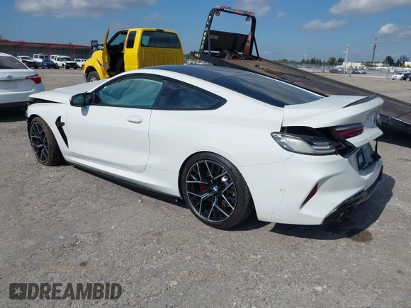 2022 BMW M8 Competition z VIN WBSAE0C02NCH10522, wystawiony jako IAAI lot #41321013 z przebiegiem 44 389 mil mil oraz . Historia ofert i sprzedaży dostępna na DreamBid. Obrazek 3.