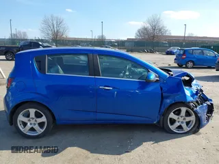 2016 Chevrolet Sonic LTZ z VIN 1G1JE6SB5G4150771, wystawiony jako IAAI lot #41662866 z przebiegiem 101 476 mil mil oraz . Historia ofert i sprzedaży dostępna na DreamBid. Obrazek 13.