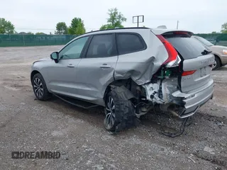 2024 Volvo XC60 Plus Dark Theme z VIN YV4L12RL5R1885058, wystawiony jako IAAI lot #42167034 z przebiegiem 25 886 mil mil oraz . Historia ofert i sprzedaży dostępna na DreamBid. Obrazek 3.