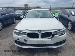 2018 BMW 3 Series 320i z VIN WBA8E1G53JNU90270, wystawiony jako IAAI lot #42183837 z przebiegiem 90 106 mil mil oraz . Historia ofert i sprzedaży dostępna na DreamBid. Obrazek 12.