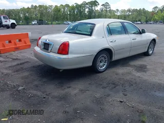 2001 Lincoln Town Car Cartier z VIN 1LNHM83W81Y688740, wystawiony jako IAAI lot #42526475 z przebiegiem 256 179 mil mil oraz . Historia ofert i sprzedaży dostępna na DreamBid. Obrazek 4.