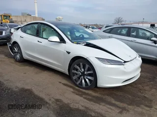 2025 Tesla Model 3 Long Range z VIN 5YJ3E1EB3SF899746, wystawiony jako IAAI lot #41678122 z przebiegiem 2 249 mil mil oraz . Historia ofert i sprzedaży dostępna na DreamBid. Obrazek 1.