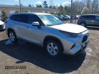 2023 Toyota Highlander L z VIN 5TDKDRAH6PS502220, wystawiony jako IAAI lot #41907736 z przebiegiem 67 977 mil mil oraz . Historia ofert i sprzedaży dostępna na DreamBid. Obrazek 1.