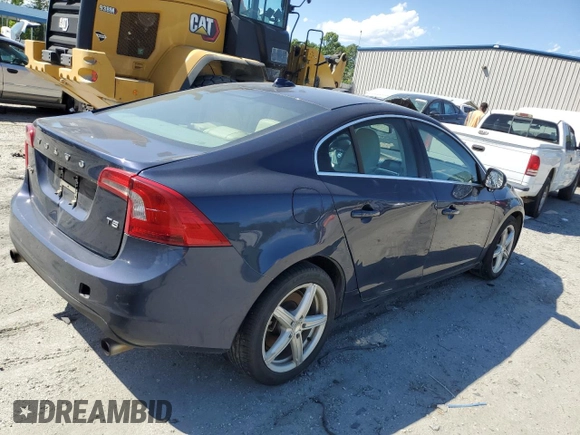 2013 Volvo S60 T5 Premier z VIN YV1612FS6D1228039, wystawiony jako Copart lot #58237355 z przebiegiem 173 884 mil mil oraz Tytuł czysty. Historia ofert i sprzedaży dostępna na DreamBid. Obrazek 3.