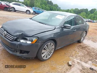 2014 Volkswagen Passat SE z VIN 1VWBT7A39EC097705, wystawiony jako IAAI lot #42447661 z przebiegiem 72 607 mil mil oraz . Historia ofert i sprzedaży dostępna na DreamBid. Obrazek 2.