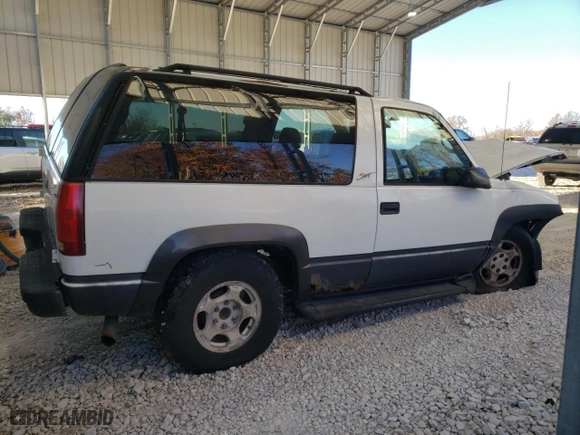 1998 Chevrolet Tahoe with VIN 3GNEK18R8WG147672, listed as a Copart auction lot 81992104 with 313,665 mi miles and Salvage Title. Bid and sale history available at carsss.com. Image 3.
