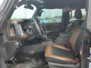 2023 Ford Bronco z VIN 1FMEE5DP5PLB85470, wystawiony jako Copart lot #43462915 z przebiegiem 13 404 mil mil oraz Szkoda całkowita • Salvage title. Historia ofert i sprzedaży dostępna na DreamBid. Obrazek 7.