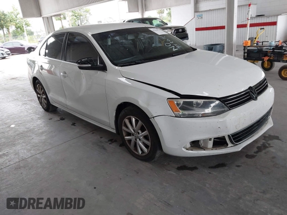 2014 Volkswagen Jetta SE z VIN 3VWD17AJ3EM265396, wystawiony jako IAAI lot #42434771 z przebiegiem 114 931 mil mil oraz . Historia ofert i sprzedaży dostępna na DreamBid. Obrazek 1.