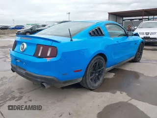 2011 Ford Mustang V6 z VIN 1ZVBP8AM2B5138727, wystawiony jako IAAI lot #41940117 z przebiegiem 173 824 mil mil oraz . Historia ofert i sprzedaży dostępna na DreamBid. Obrazek 4.