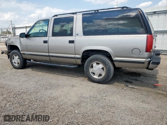 1999 Chevrolet Suburban z VIN 3GNFK16R2XG191868, wystawiony jako Copart lot #57620165 z przebiegiem 128 526 mil mil oraz Szkoda całkowita • Salvage title. Historia ofert i sprzedaży dostępna na DreamBid. Obrazek 2.