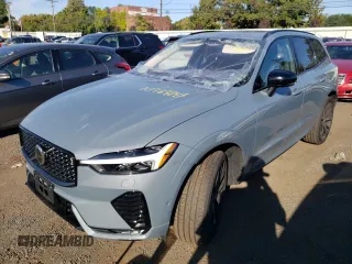 2023 Volvo XC60 Ultimate Dark Theme z VIN YV4L12RX9P1393214, wystawiony jako Copart lot #70788043 z przebiegiem 991 mil mil oraz . Historia ofert i sprzedaży dostępna na DreamBid. Obrazek 1.
