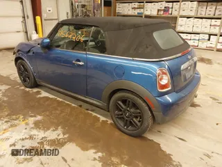2015 MINI Convertible z VIN WMWZN3C58FT861657, wystawiony jako IAAI lot #41562206 z przebiegiem 135 524 mil mil oraz . Historia ofert i sprzedaży dostępna na DreamBid. Obrazek 3.