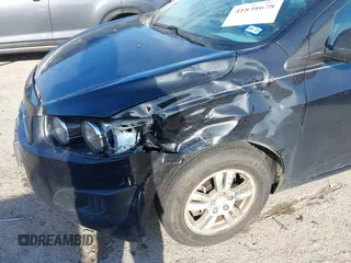 2014 Chevrolet Sonic LT z VIN 1G1JC5SH7E4127137, wystawiony jako IAAI lot #41838678 z przebiegiem 116 415 mil mil oraz . Historia ofert i sprzedaży dostępna na DreamBid. Obrazek 6.