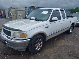 1997 Ford F-150 XL z VIN 1FTEX17L1VNB15658, wystawiony jako IAAI lot #42353422 z przebiegiem 217 975 mil mil oraz . Historia ofert i sprzedaży dostępna na DreamBid. Obrazek 6.