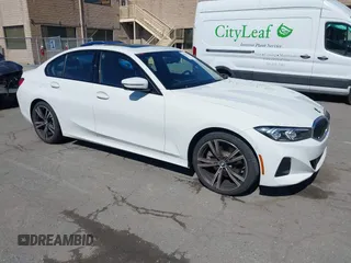 2023 BMW 3 Series 330i xDrive z VIN 3MW89FF04P8D43734, wystawiony jako IAAI lot #41830521 z przebiegiem 13 465 mil mil oraz . Historia ofert i sprzedaży dostępna na DreamBid. Obrazek 1.