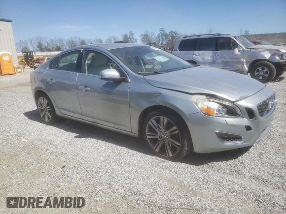 2013 Volvo S60 T6 R-Design Platinum z VIN YV1902FHXD2197960, wystawiony jako Copart lot #48848335 z przebiegiem 104 547 mil mil oraz Szkoda całkowita • Salvage title. Historia ofert i sprzedaży dostępna na DreamBid. Obrazek 4.
