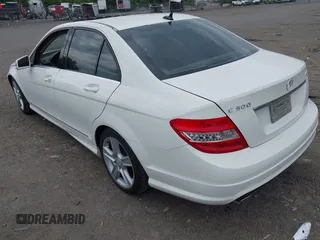 2010 Mercedes-Benz C 300 Sport z VIN WDDGF8BB5AR089951, wystawiony jako IAAI lot #42199802 z przebiegiem 101 601 mil mil oraz . Historia ofert i sprzedaży dostępna na DreamBid. Obrazek 3.