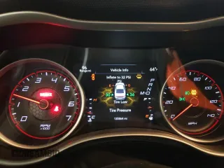 2015 Dodge Charger SXT z VIN 2C3CDXJG5FH810299, wystawiony jako Copart lot #55649945 z przebiegiem 135 864 mil mil oraz Szkoda całkowita • Salvage title. Historia ofert i sprzedaży dostępna na DreamBid. Obrazek 9.