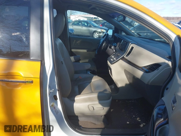 2017 Toyota Sienna XLE Auto Access Seat z VIN 5TDYZ3DC6HS792503, wystawiony jako IAAI lot #41272021 z przebiegiem 109 315 mil mil oraz . Historia ofert i sprzedaży dostępna na DreamBid. Obrazek 5.